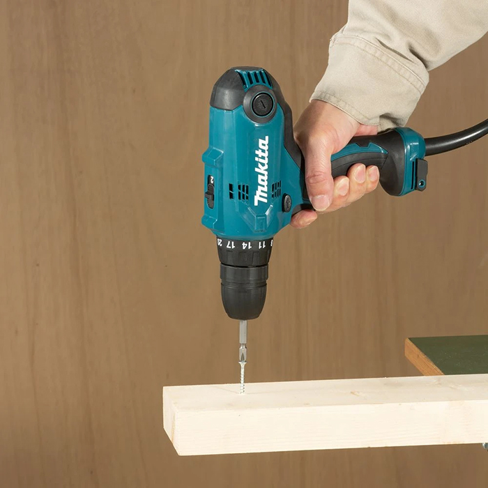 Дрель-шуруповерт сетевая Makita DF0300